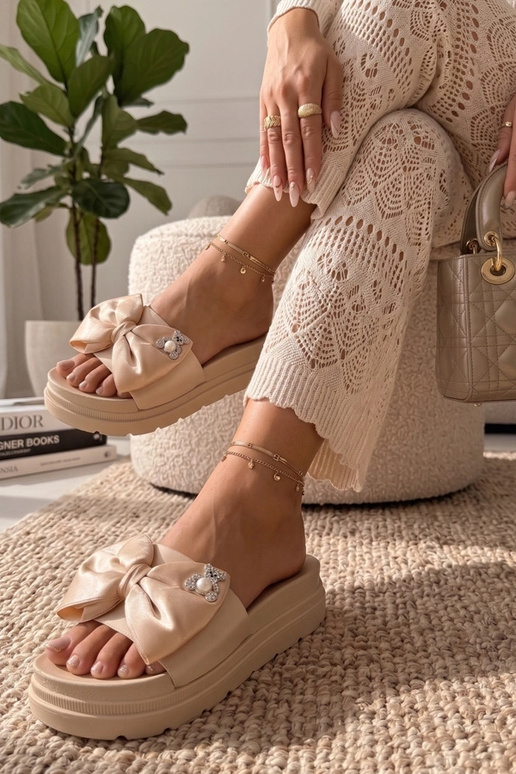 Beige Plattformclogs mit Schleife...