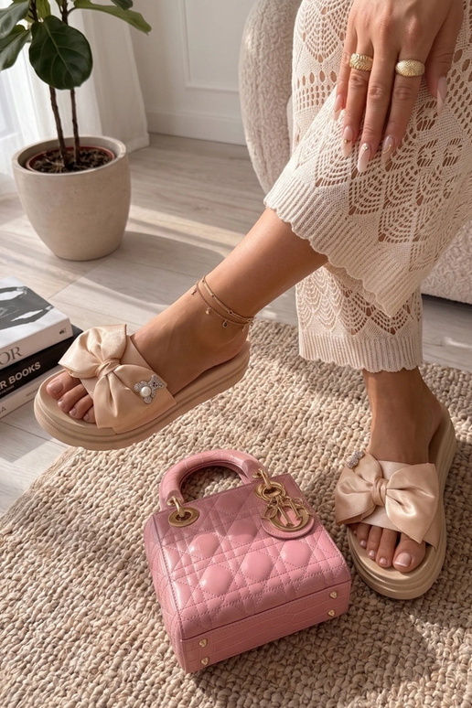 Beige Plattformclogs mit Schleife...