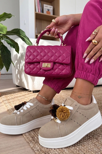 Sandfarbene Sneakers auf Plattform Oktawia