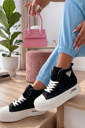 Schwarze Sneakers mit Fell...