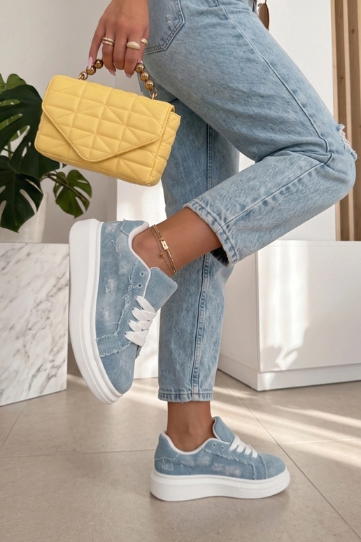 Blaue Sneakers auf Plattform mit...