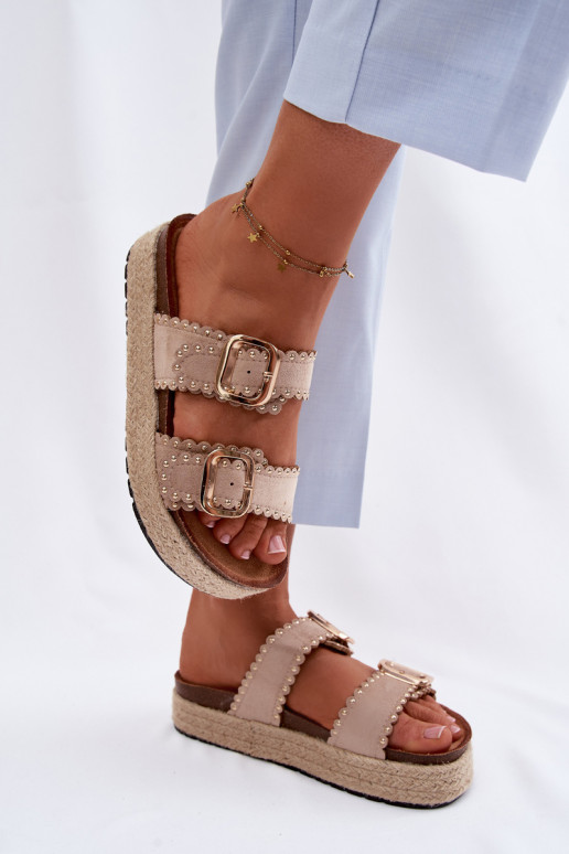 Sandfarbene Damen-Slipper mit Plattform, goldenen Schnallen und Nieten
