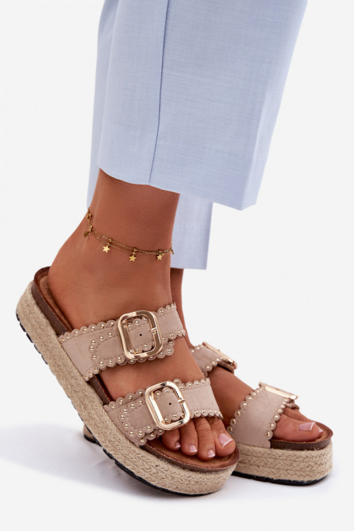 Sandfarbene Damen-Slipper mit Plattform, goldenen Schnallen und Nieten