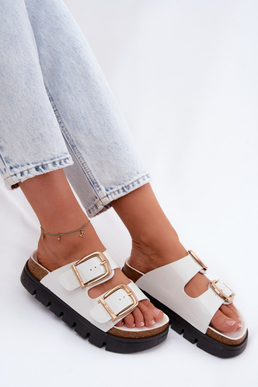 mit Lackeffekt Damenhausschuhe mit einer Plattform Ze goldene Farbemi mit Schnallenmi Lee Cooper LCIN-26-35-4460L Zueiße Farbe