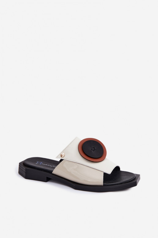 Sand- und schwarze Leder-Damenschlappen mit geometrischem Design Tai turiciejka K7479-01