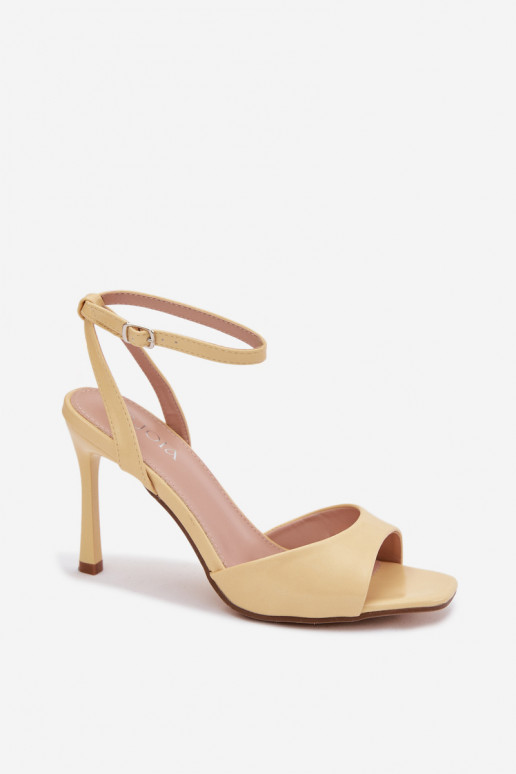 Damensandalen mit dünnen AbsätzenImitacji Skóry gelbe Farbe Olissey