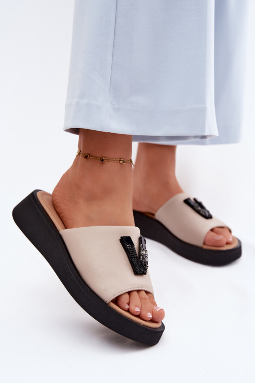 Leder-Damenschuhe mit V-förmigem Obermaterial auf Plattform Vinceza 66950, sandfarbe