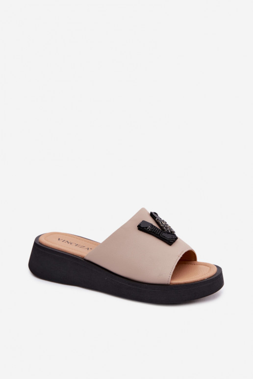 Leder-Damenschuhe mit V-förmigem Obermaterial auf Plattform Vinceza 66950, sandfarbe