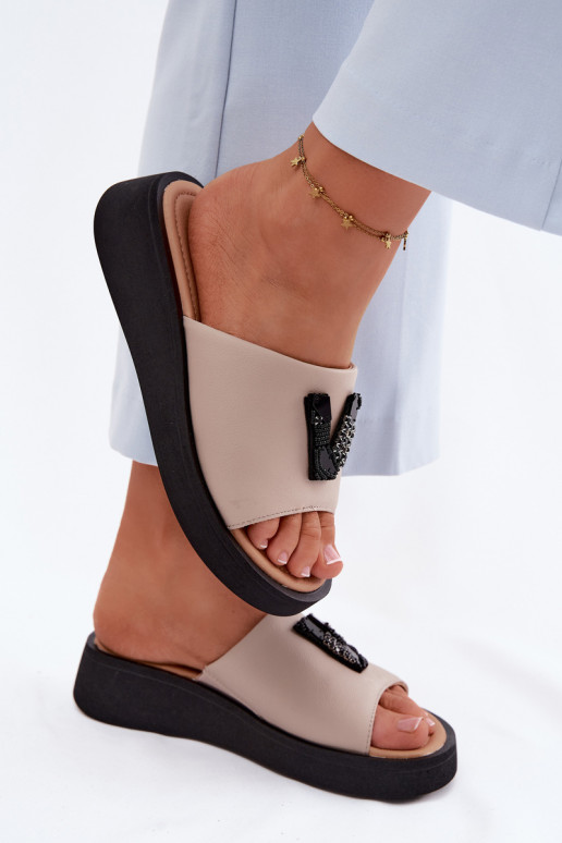 Lederhausschuhe FemininLiterą V mit einer Plattform Vinceza 66950 Beige