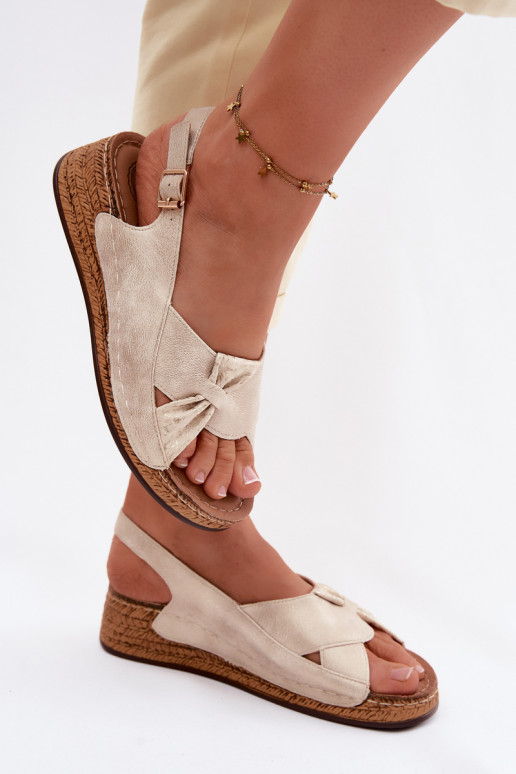 Bequeme Damensandalen mit einer Plattform goldene Farbe Iggy