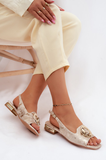 Flache Sandalen für Frauen mit Ornamenten in Goldfarbe