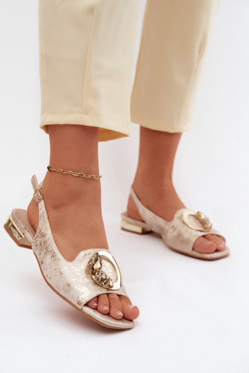 Flache Sandalen für Frauen mit Ornamenten in Goldfarbe 2