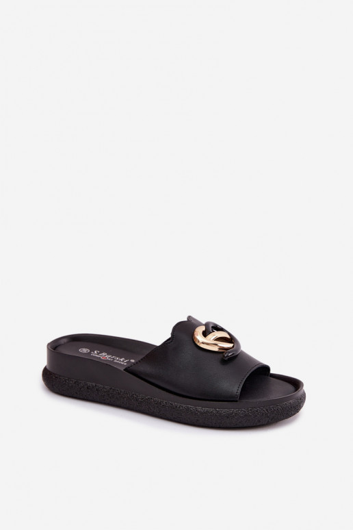 Lederne Slipper mit dekorativen Details in Schwarz