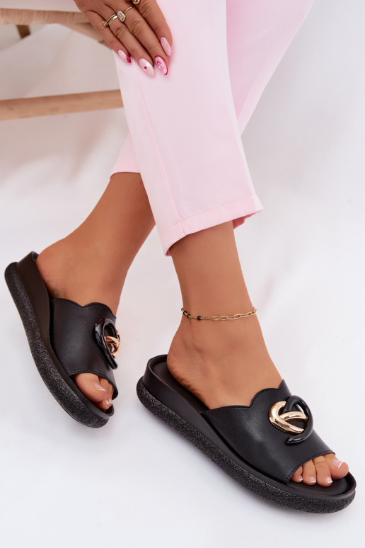 Lederne Slipper mit dekorativen Details in Schwarz