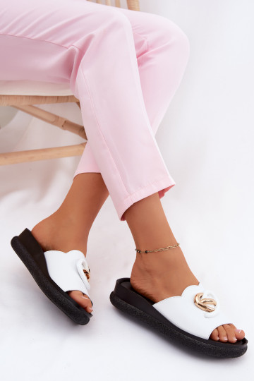 Lederne Slipper mit dekorativen Details in Weiß