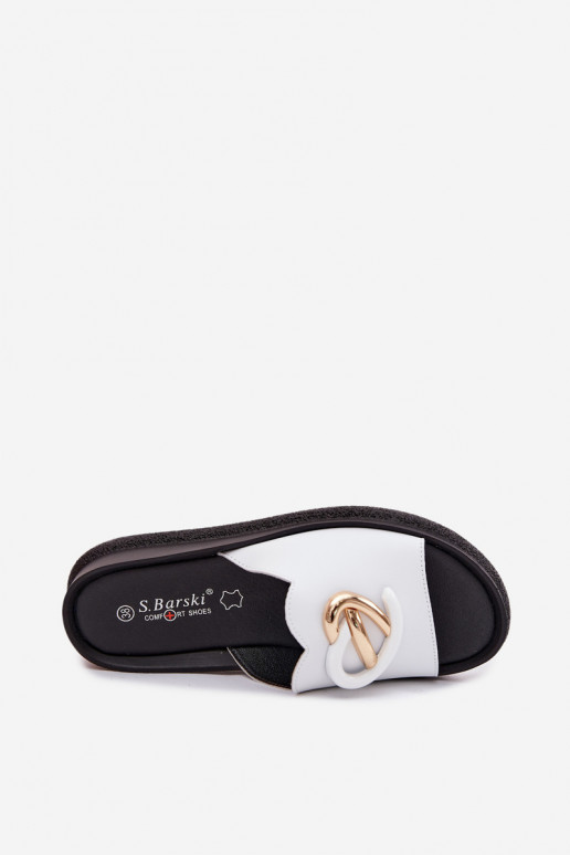Lederne Slipper mit dekorativen Details in Weiß