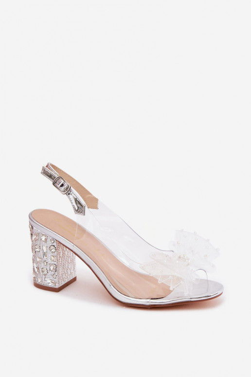 Sandalen mit Absätzen mit leuchtenden Augen SiateczkoZua mit Bändern D&A MR61-9010 Silberfarbe