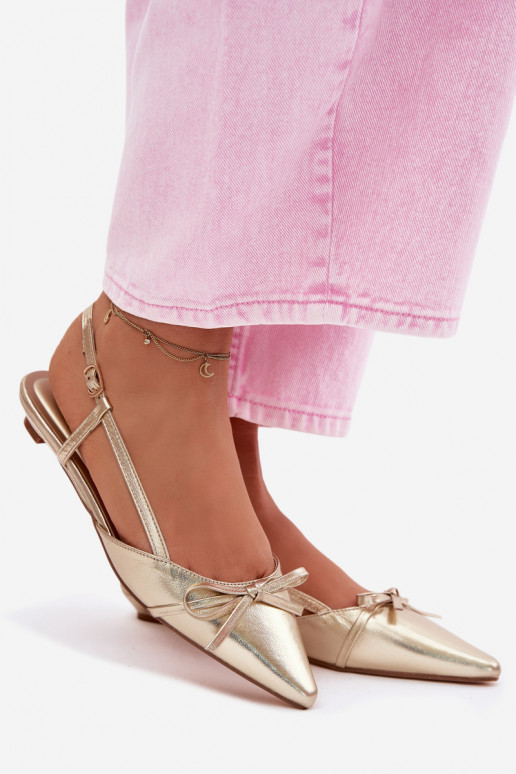 Goldene Damen-Sandalen aus Kunstleder auf niedrigem Absatz Jelmera