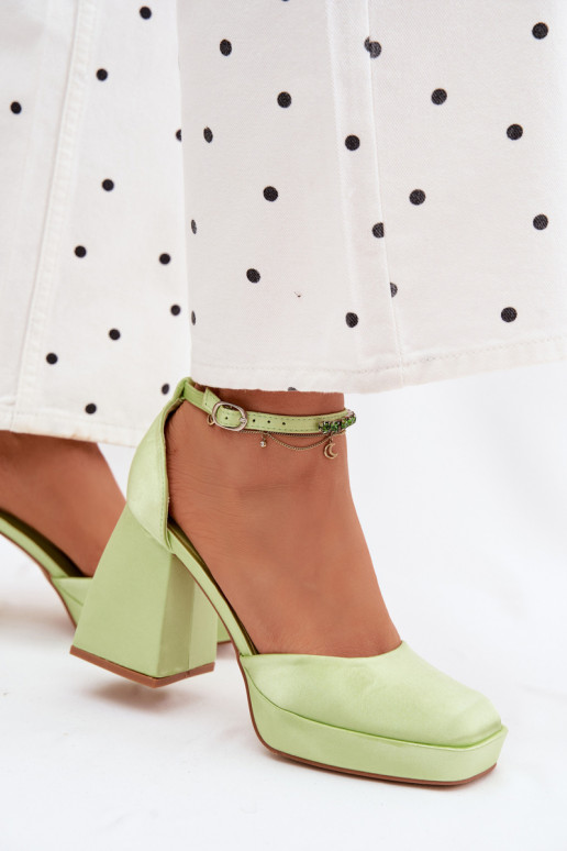 Grüne Sandalen mit Absatz und Satin-Finish Calistae