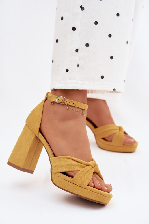 Gelbe High-Heels Sandalen aus Kunstveloursleder Rosetta