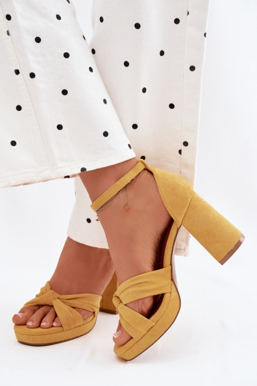 Gelbe High-Heels Sandalen aus Kunstveloursleder Rosetta