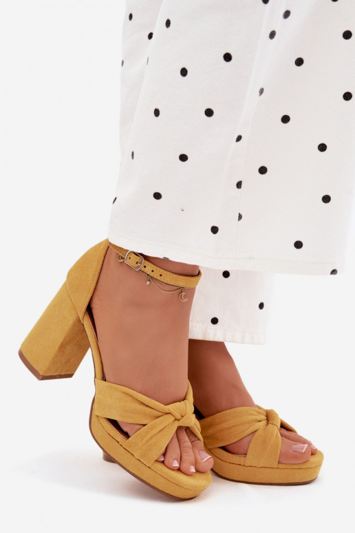 Gelbe High-Heels Sandalen aus Kunstveloursleder Rosetta
