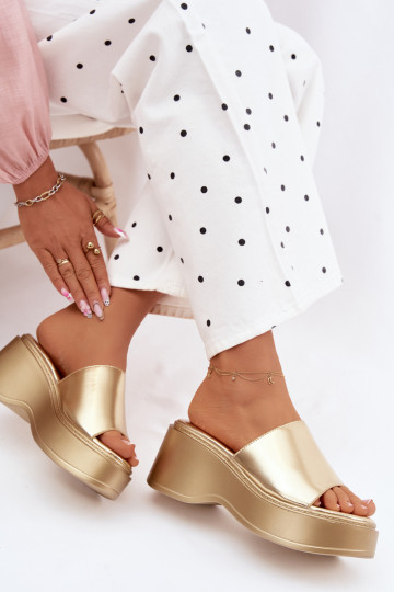 Damenhausschuhe mit einer Plattform goldene Farbe Virelia