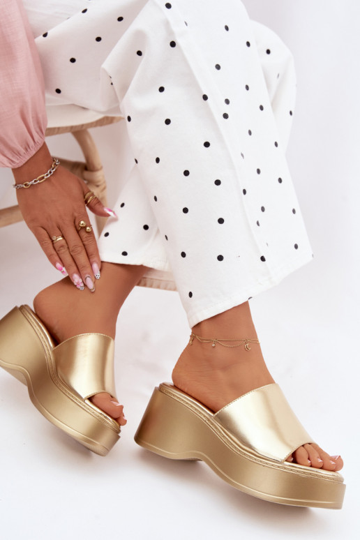 Damenhausschuhe mit einer Plattform goldene Farbe Virelia