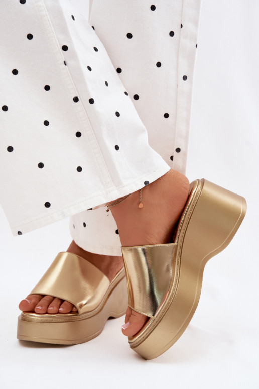 Damenhausschuhe mit einer Plattform goldene Farbe Virelia
