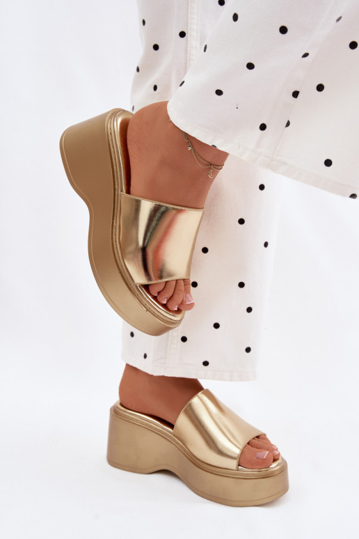 Damenhausschuhe mit einer Plattform goldene Farbe Virelia