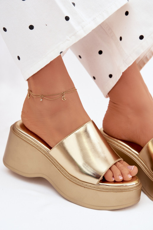 Damenhausschuhe mit einer Plattform goldene Farbe Virelia