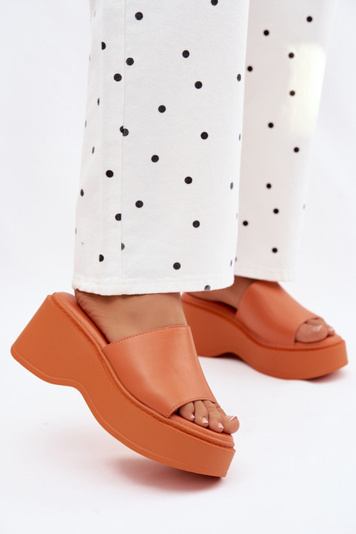 Damenhausschuhe mit einer Plattform orange Farbe Virelia