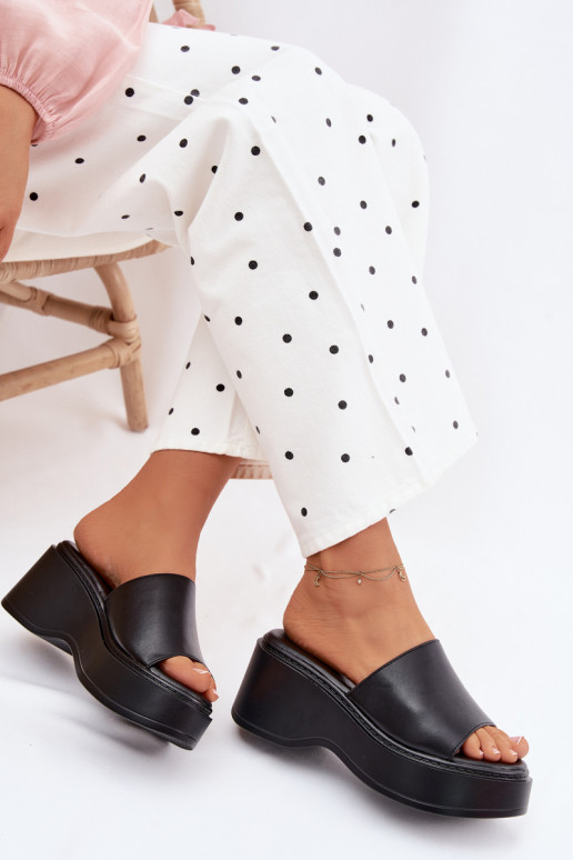 Damenhausschuhe mit einer Plattform schZuarze Farbe Virelia