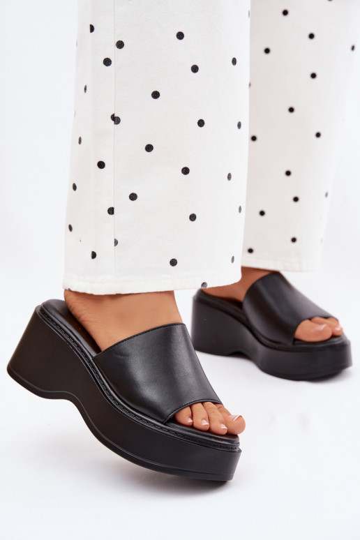 Damenhausschuhe mit einer Plattform schZuarze Farbe Virelia