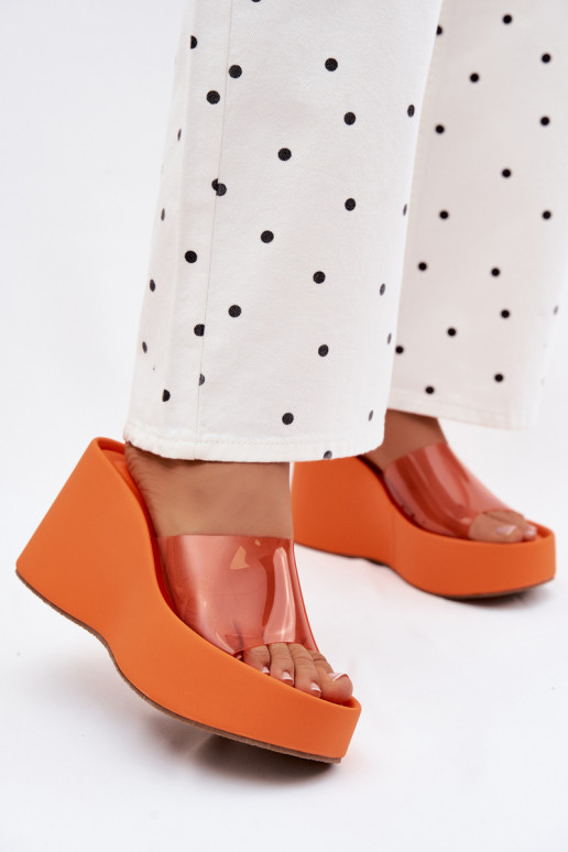 Damenhausschuhe mit einer PlattformTransparentnym Streifenem orange Farbe Zolretia