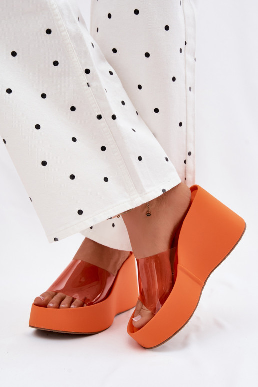 Damenhausschuhe mit einer PlattformTransparentnym Streifenem orange Farbe Zolretia