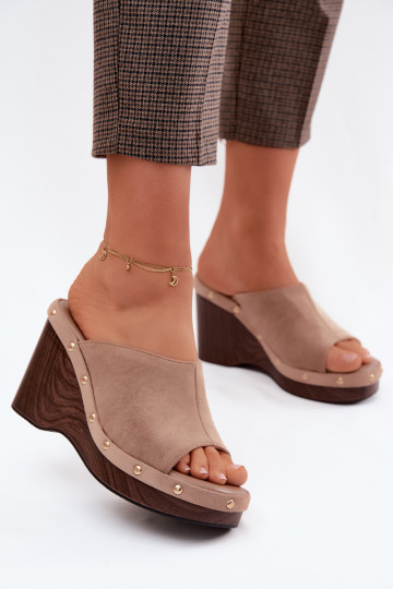 Damenhausschuhe mit einer PlattformImitacji aus INildlederu goldene Farbe mit Nieten Beige Norvia