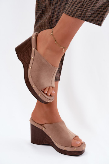 Damenhausschuhe mit einer PlattformImitacji aus INildlederu goldene Farbe mit Nieten Beige Norvia 2