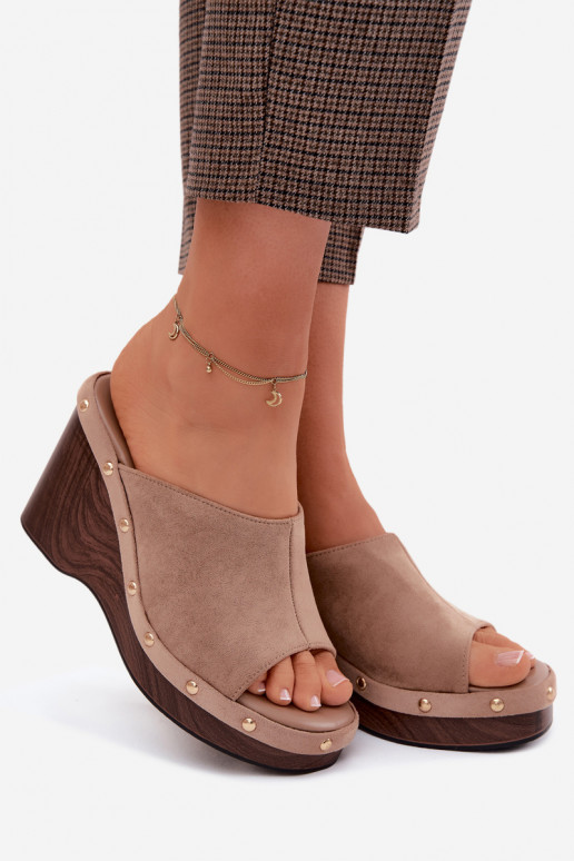 Damenhausschuhe mit einer PlattformImitacji aus INildlederu goldene Farbe mit Nieten Beige Norvia