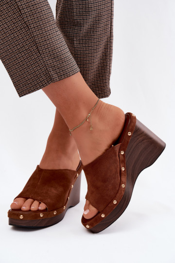 Damenhausschuhe mit einer PlattformImitacji aus INildlederu goldene Farbe mit Nieten braune Farbe Norvia