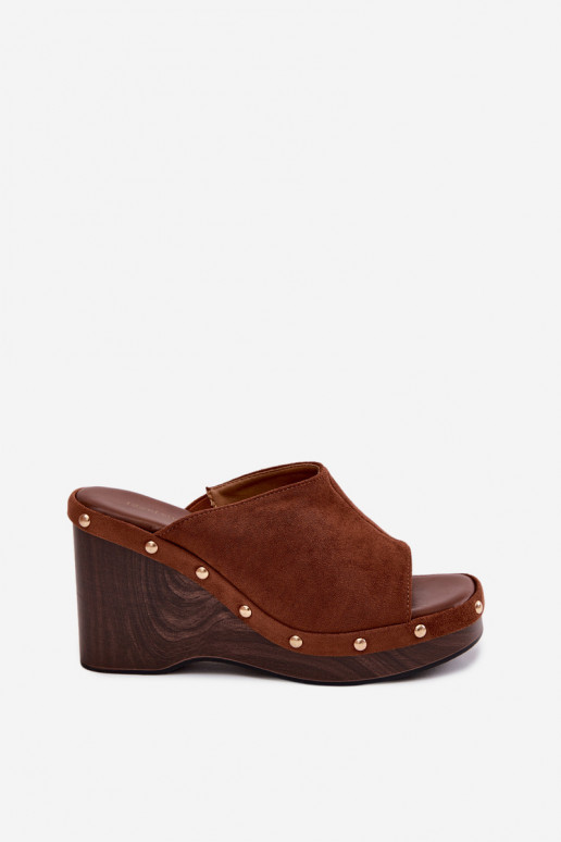 Damenhausschuhe mit einer PlattformImitacji aus INildlederu goldene Farbe mit Nieten braune Farbe Norvia