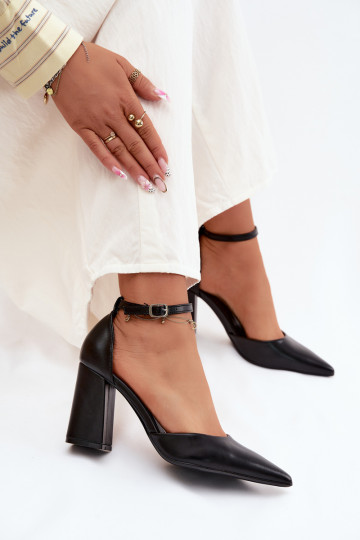Pumps aus Kunstleder in Schwarz Selvra
