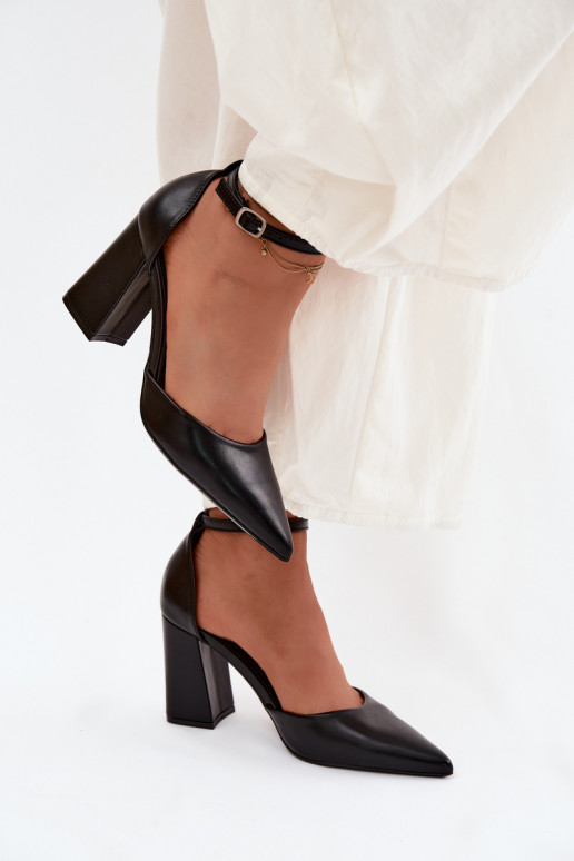 Pumps aus Kunstleder in Schwarz Selvra