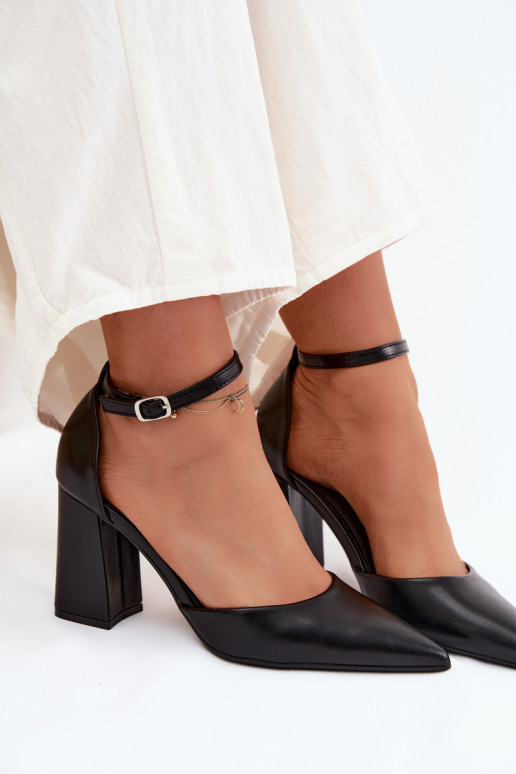 Pumps aus Kunstleder in Schwarz Selvra