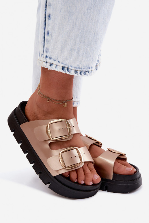 Damen-Plateaupantoletten mit Schnallen Lee Cooper LCIN-26-35-4462L in Gold