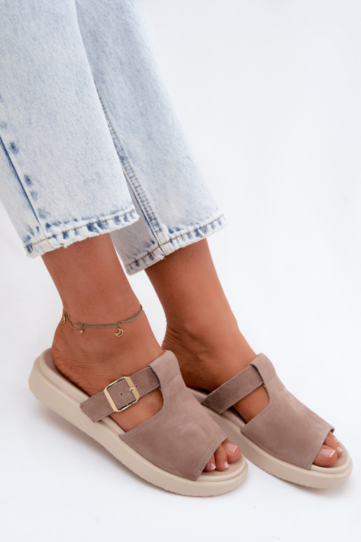 Damen Slipper aus Kunstwildleder mit goldenen Schnallen in sandfarbener Zemela