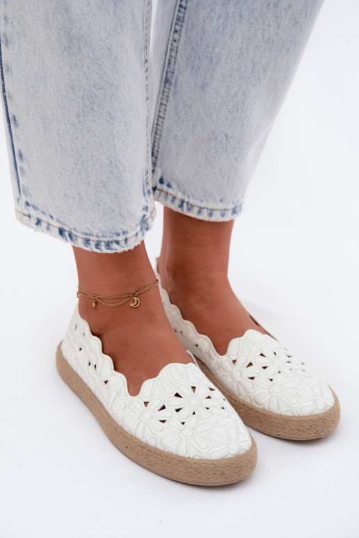 Espadrilles mit Durchbrüchen und Blumen in weißer Farbe Merivelle