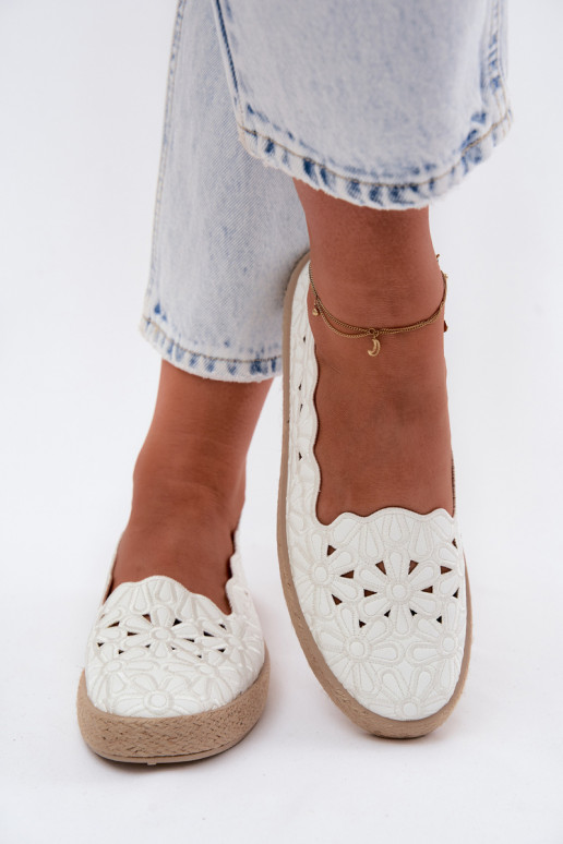 Espadrilles mit Durchbrüchen und Blumen in weißer Farbe Merivelle