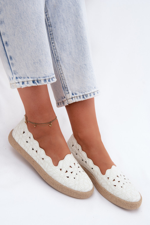 Espadrilles mit Durchbrüchen und Blumen in weißer Farbe Merivelle