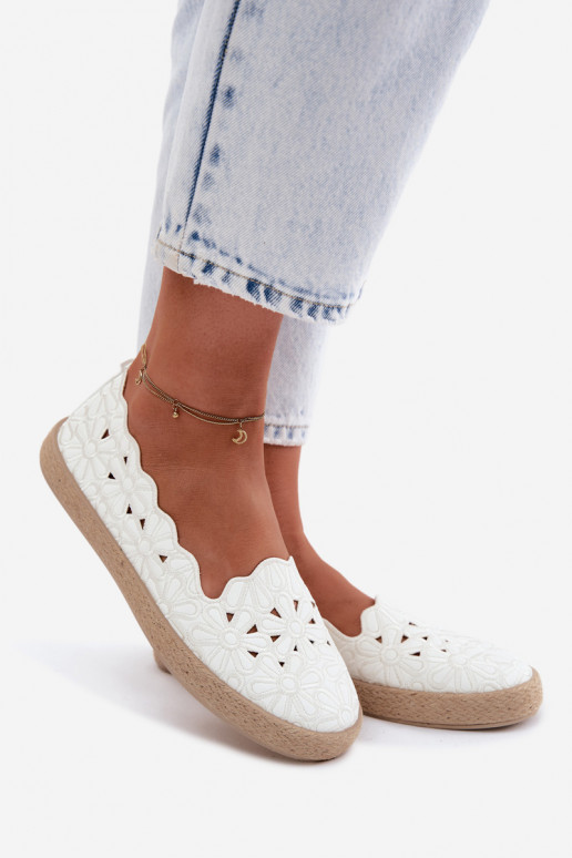 Espadrilles mit Durchbrüchen und Blumen in weißer Farbe Merivelle
